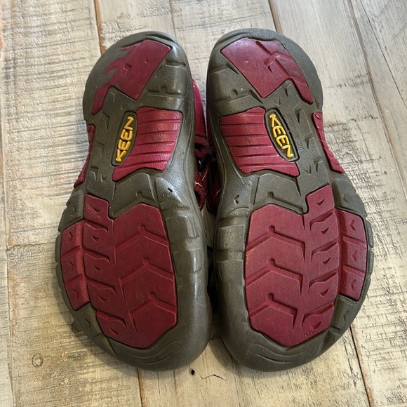 KEEN KIDS OUTDOOR BURGUNDY SANDALS SIZE 2 - Picture 4 of 10